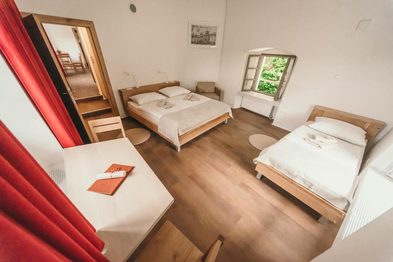 Rooms & Apartments Podsreda Castle Exteriör bild