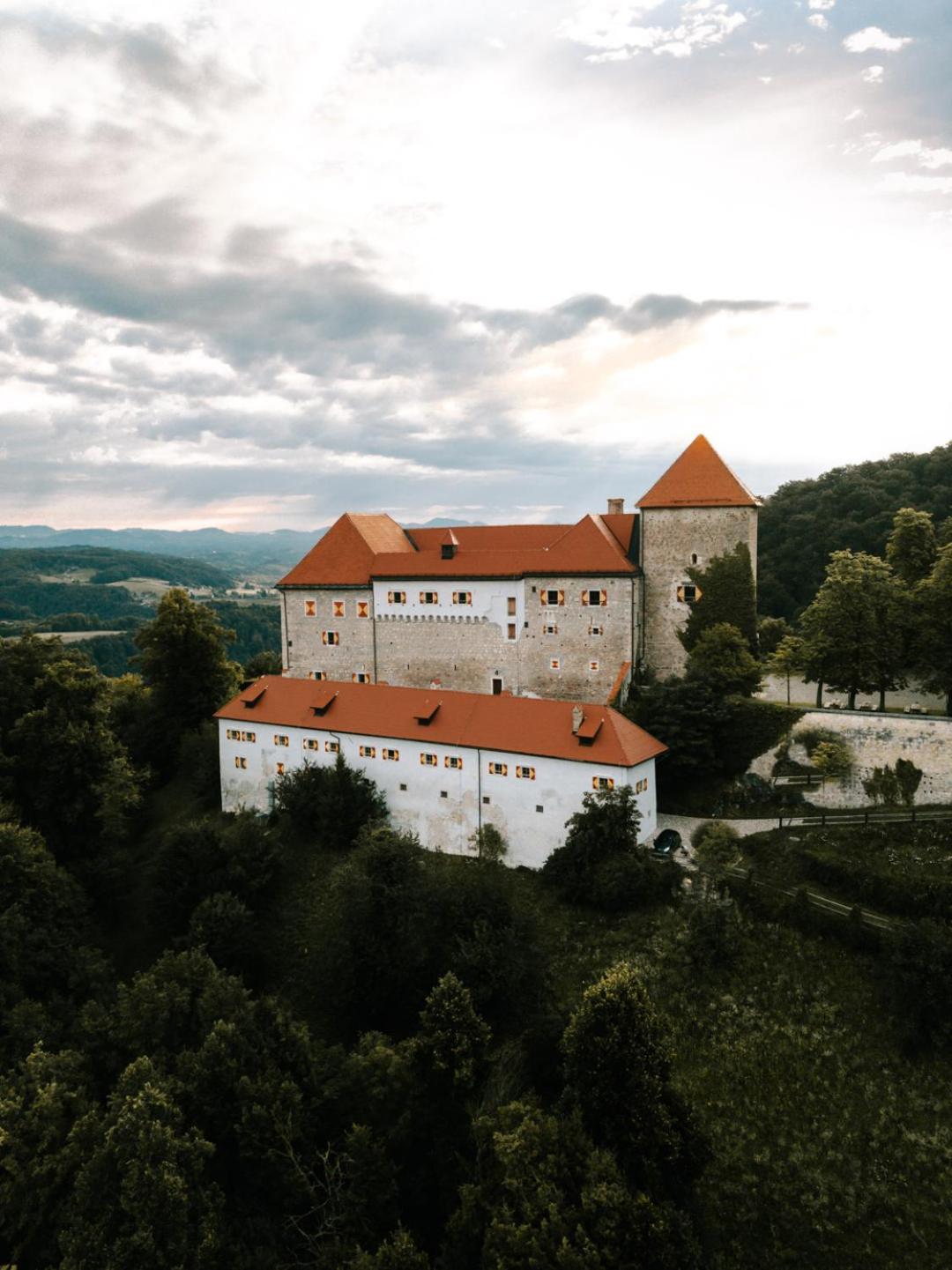 Rooms & Apartments Podsreda Castle Exteriör bild